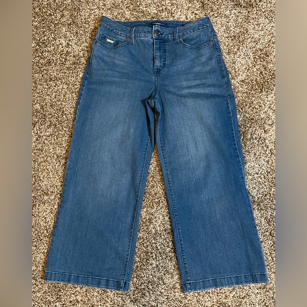 Isaac Mizrahi.  Crop wide leg jeans. Size 8